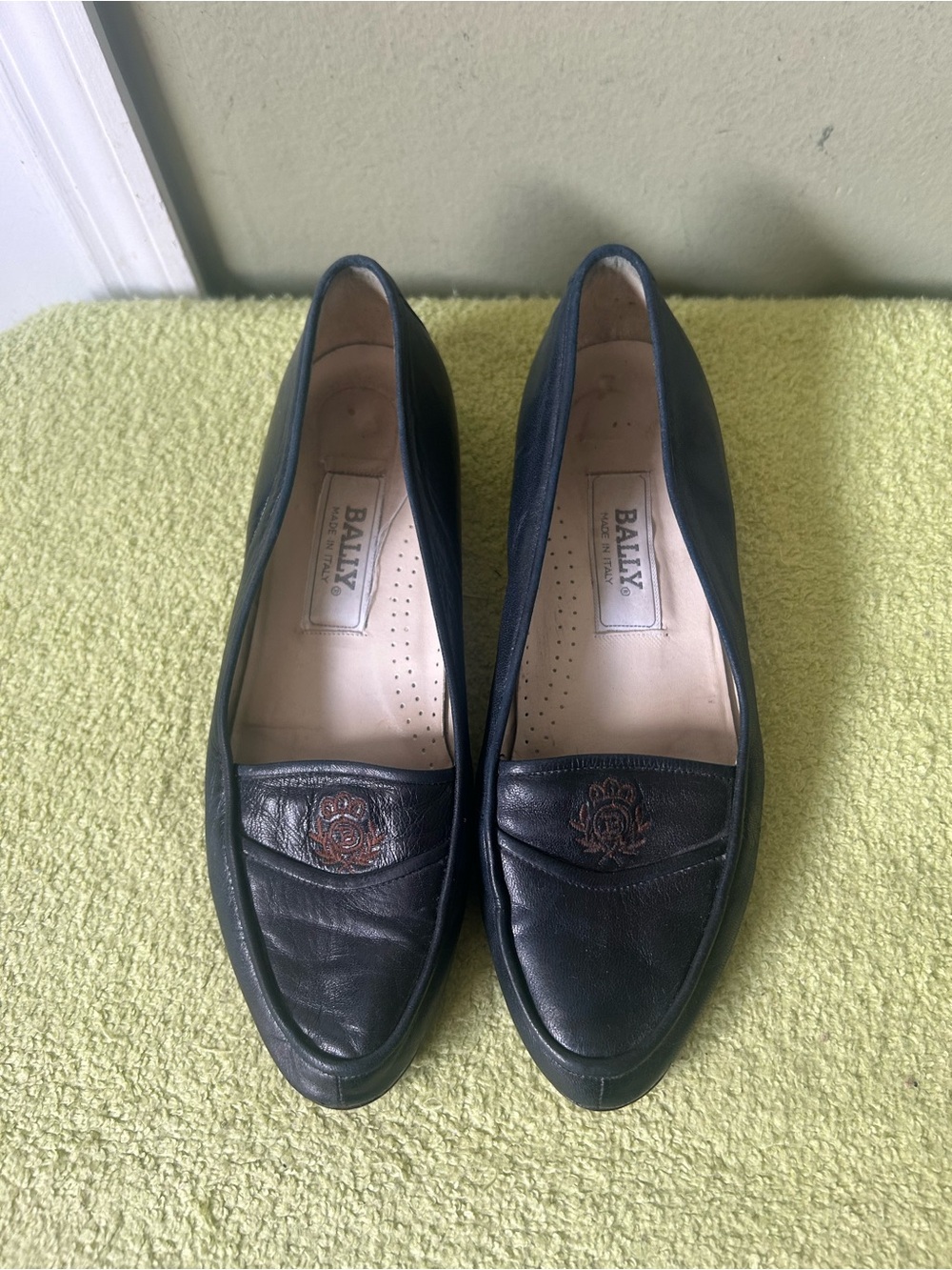 Bally Black Leather Slip-On Loafers with Embossed Crest Sz 9 N